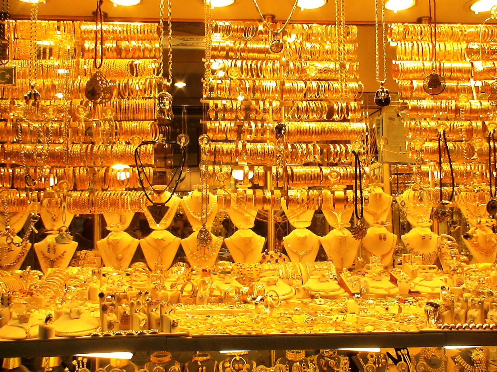 تجار سعوديون يتجهون لاستيراد الذهب مباشرة من المنتجين بدلا من دبي