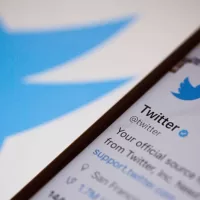 "تويتر" تتيح علامة التوثيق الزرقاء لمستخدمي "iOS" مقابل 11 دولارًا